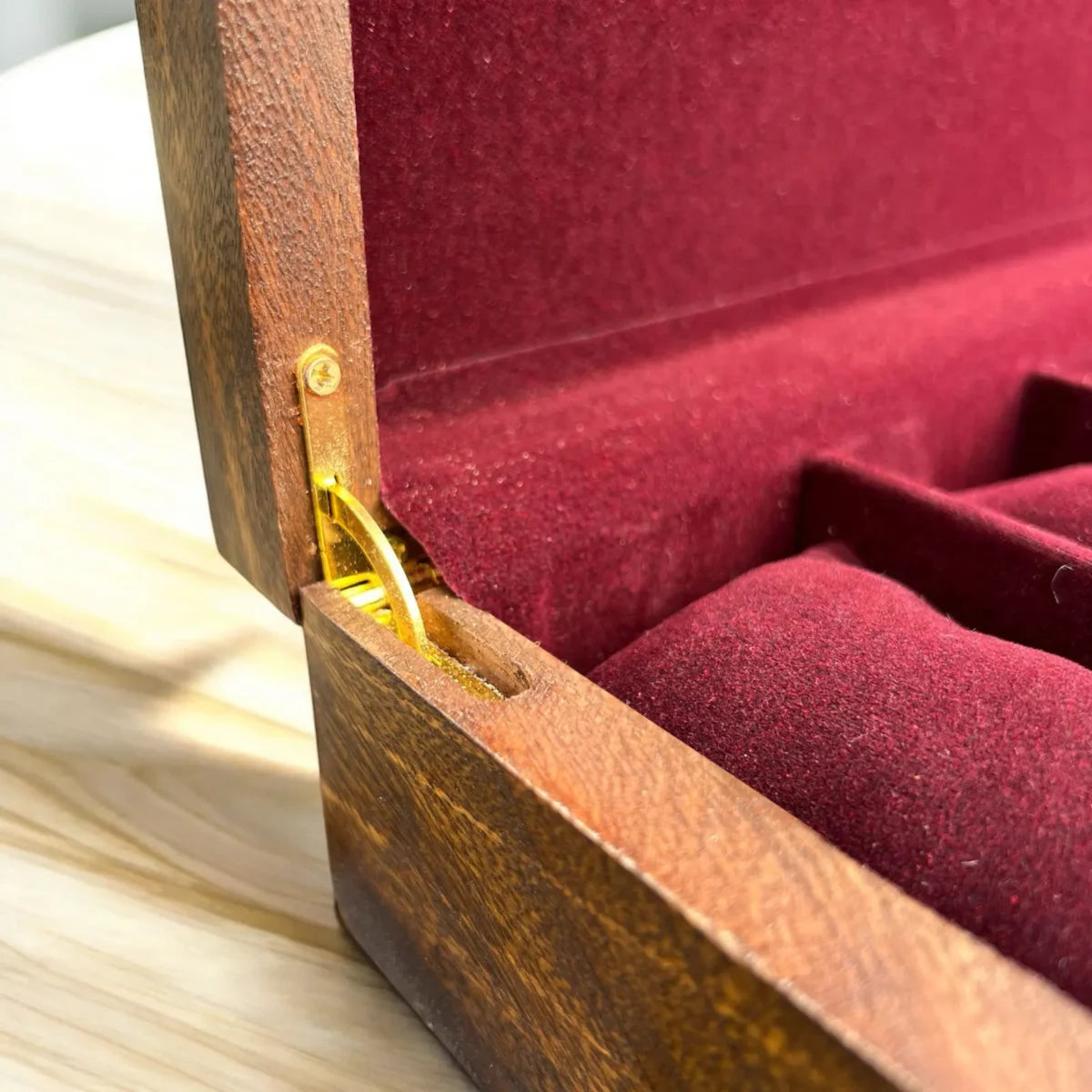 10 Watches – Golden Hinge – Wood Top