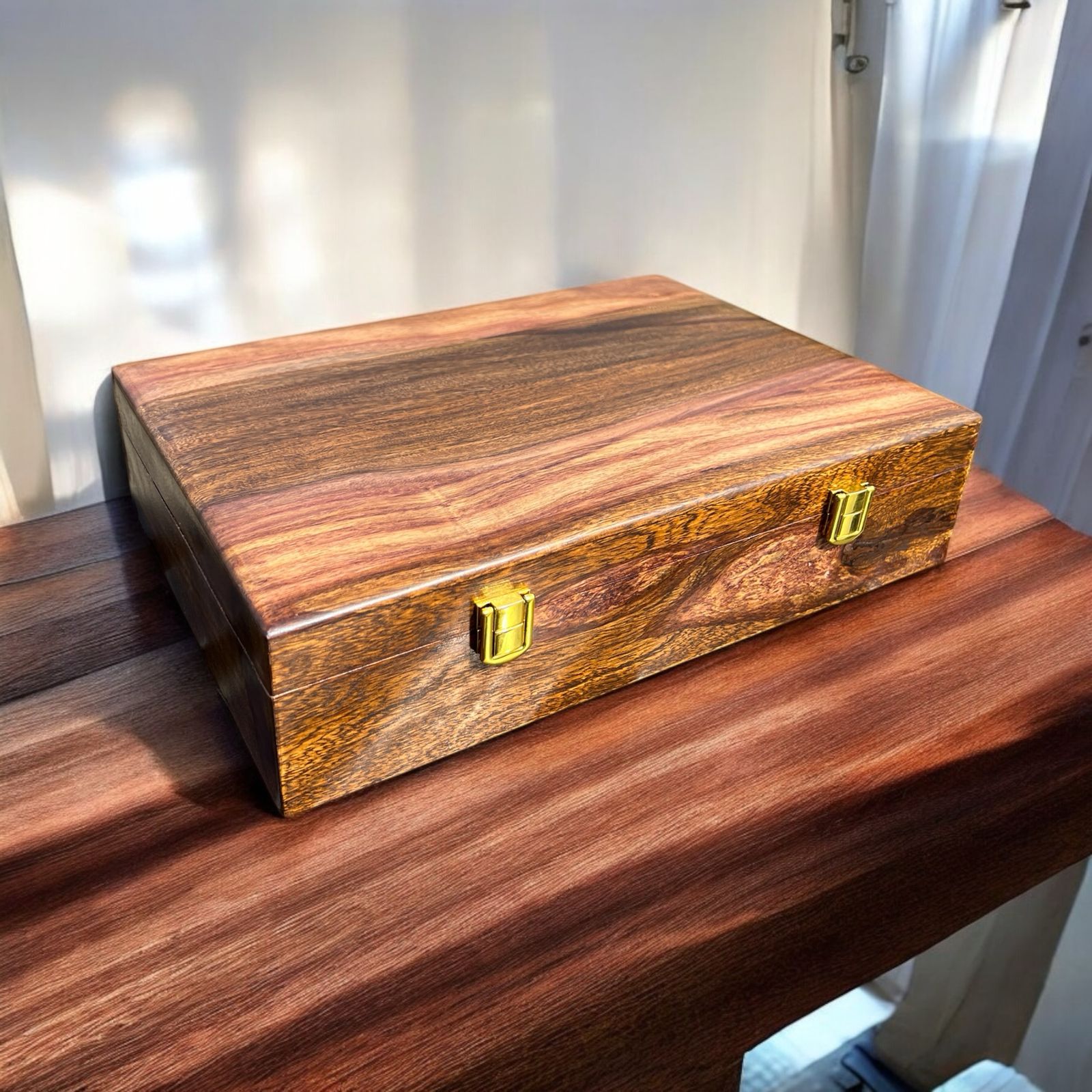 10 Watches – Golden Hinge – Wood Top